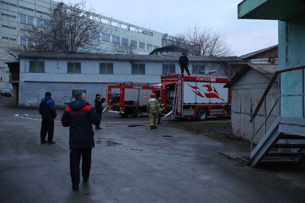 Пожар в Кишиневе рядом с заводом Топаз - Sputnik Молдова