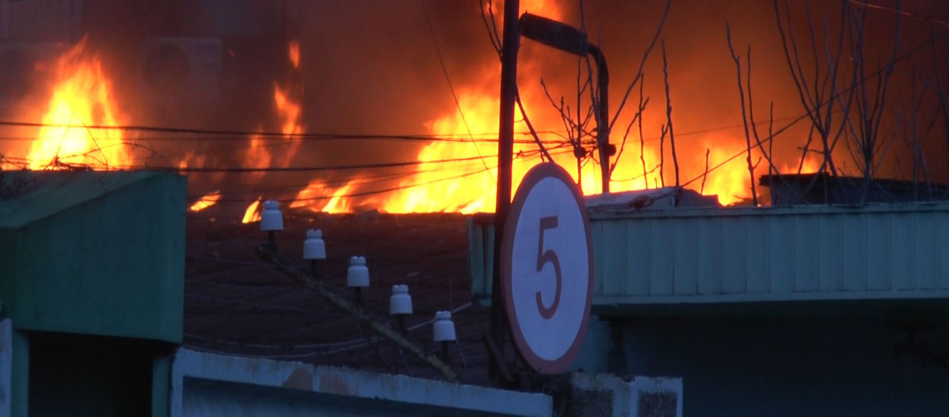 Крупный пожар в Кишиневе: четыре расчета боролись с огнем рядов с заводом «Топаз» - Sputnik Молдова, 1920, 01.03.2021