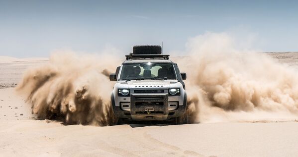 Автомобиль Land Rover Defender в пустыне в Намибии - Sputnik Молдова