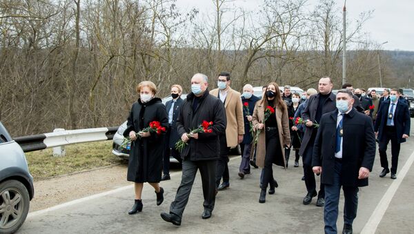  Igor Dodon a depus flori de Ziua Memoriei pe podul de pe Nistru - Sputnik Moldova