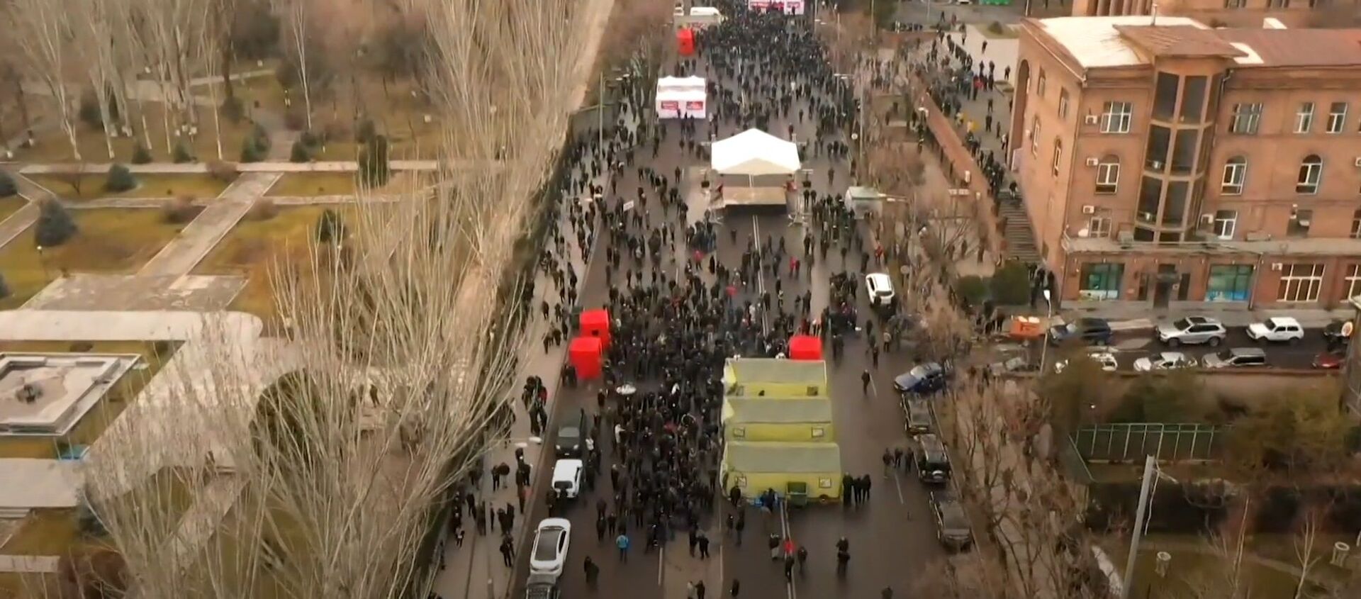 Armenia: Drone footage captures pro and anti-PM Pashinyan protests in Yerevan streets - Sputnik Молдова, 1920, 02.03.2021