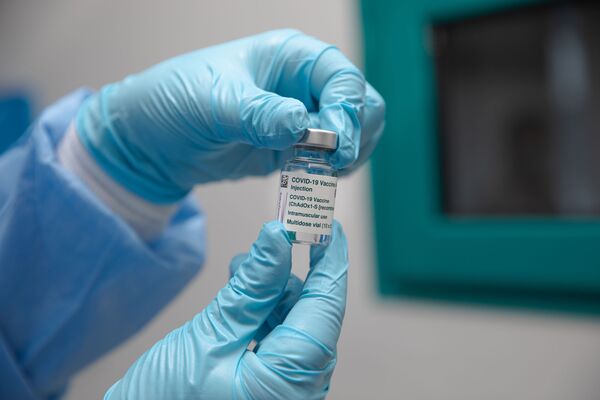 В настоящий момент Молдова получила 21 600 доз вакцины от COVID-19 производства AstraZeneca. Препарат передала республике Румыния - Sputnik Молдова