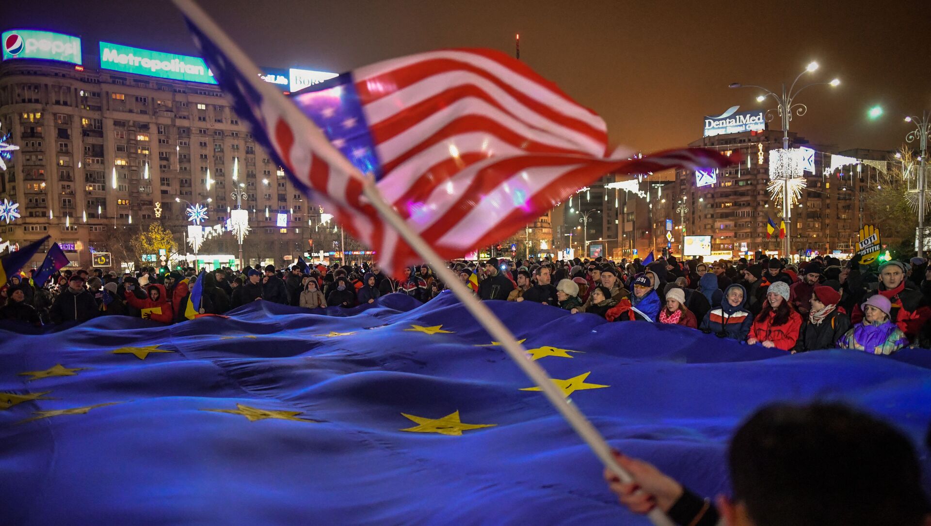 Proteste în Piața Victoriei din București. Drapelele SUA, UE - Sputnik Moldova-România, 1920, 03.03.2021