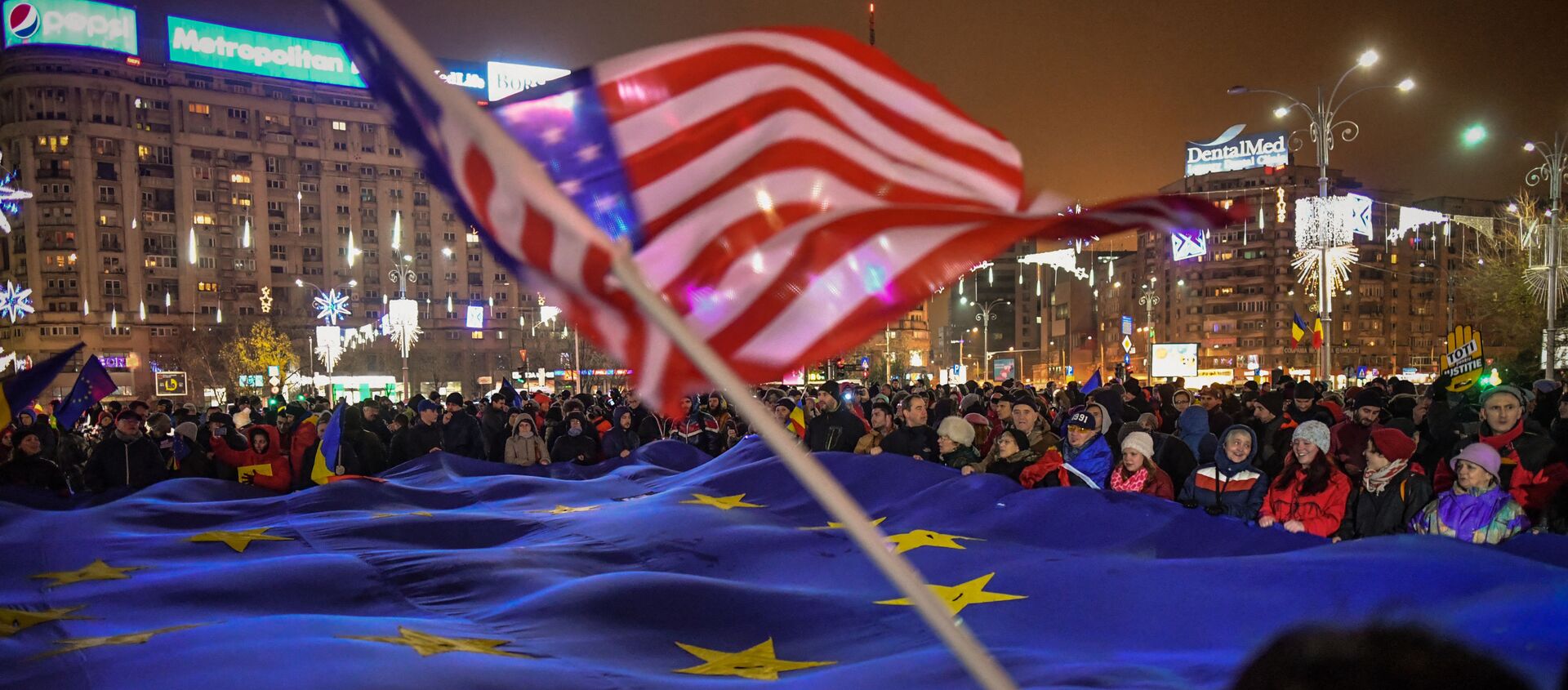 Proteste în Piața Victoriei din București. Drapelele SUA, UE - Sputnik Moldova-România, 1920, 03.03.2021