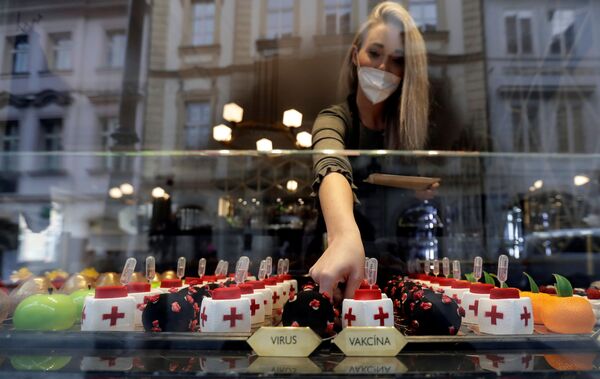 Пирожные в виде вируса SARS-CoV-2 и вакцины в кафе в Праге, Чехия - Sputnik Moldova