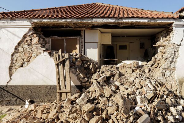 Разрушенный дом вследствие землетрясения в Греции  - Sputnik Молдова