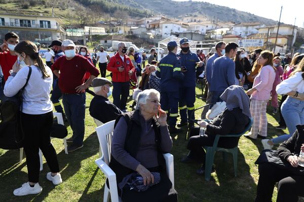 Жители на футбольном поле вследствие землетрясения в Греции  - Sputnik Молдова