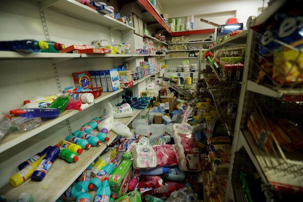 Упавшие товары в супермаркете вследствие землетрясения в Греции  - Sputnik Молдова