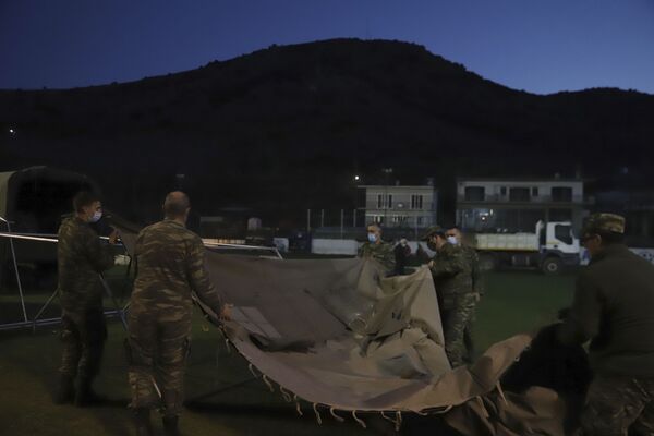 Солдаты греческой армии устанавливают палатки для пострадавших в результате землетрясения в Греции - Sputnik Молдова