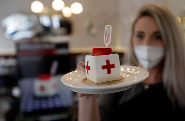 Пирожное в виде вакцины в кафе в Праге, Чехия - Sputnik Moldova