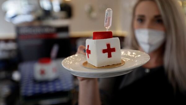 Пирожное в виде вакцины в кафе в Праге, Чехия - Sputnik Moldova
