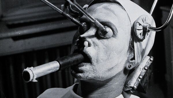 Îndepărtarea pistruilor: o femeie face peeling pentru a îndepărta pistruii. Un tub special pentru respirație este introdus în gură în timpul procedurii, Ungaria. - Sputnik Moldova