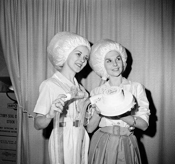 Девушки с переносным электрическим феном в Чикаго  - Sputnik Молдова