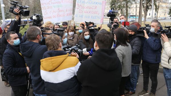 Родители кишиневских школьников вышли на акцию протеста - Sputnik Moldova