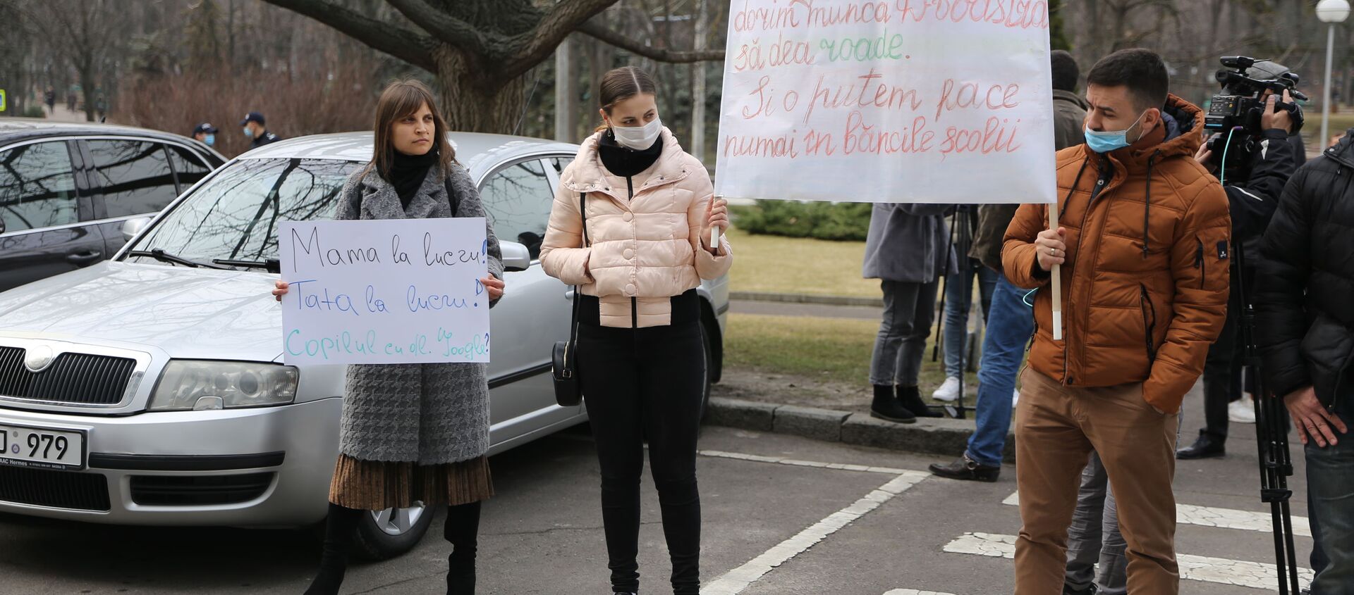 Родители кишиневских школьников вышли на акцию протеста - Sputnik Молдова, 1920, 05.03.2021