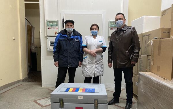 Кишинев передал Тирасполю первую партию вакцин от COVID-19, поступивших из Румынии. - Sputnik Молдова