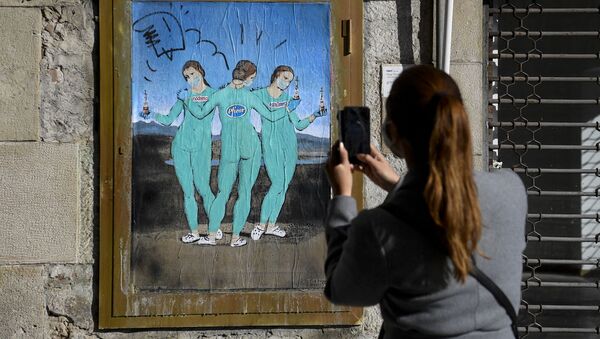 Граффити Три вакцины итальянского уличного художника TvBoy наподобие картины Рафаэля «Три грации», в Барселоне - Sputnik Молдова