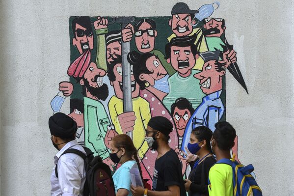 Граффити с напоминанием о социальной дистанции в Мумбаи, Индия - Sputnik Молдова