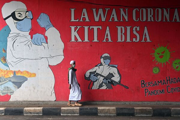 Мужчина у граффити в Джакарте, Индонезия - Sputnik Молдова