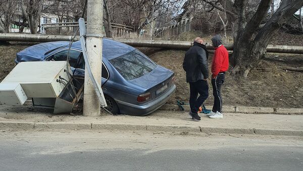 Un BMW a ajuns într-un stâlp - Sputnik Молдова