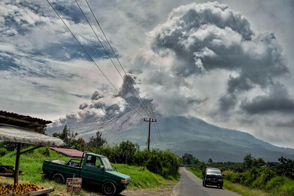 Извержение вулкана Синабунг в Индонезии - Sputnik Молдова