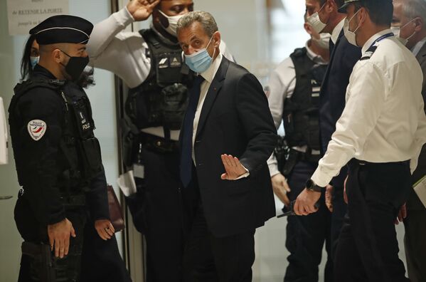 Бывший президент Франции Николя Саркози прибывает в зал суда в Париже - Sputnik Молдова
