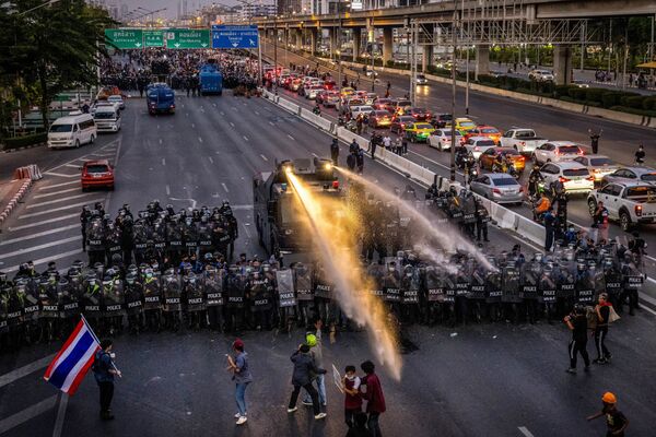 Полиция разгоняет демонстрацию протеста в Бангкоке, Таиланд - Sputnik Молдова