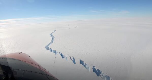 Трещина на шельфовом леднике Бранта в Антарктиде - Sputnik Молдова