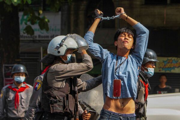  Протестующий, задержанный сотрудниками полиции во время митинга против военного переворота в Янгоне, Мьянма - Sputnik Молдова
