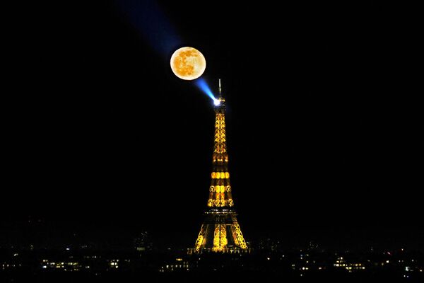 Луна на фоне Эйфелевой башни в Париже - Sputnik Молдова