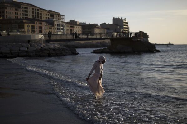 Девушка на пляже Де Каталан в Марселе, Франция  - Sputnik Молдова