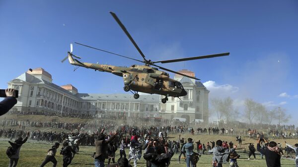 Военный вертолет во время выставки вооружения в Кабуле, Афганистан  - Sputnik Молдова