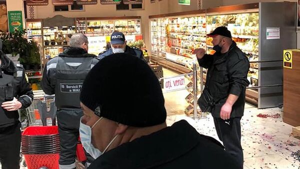 Struguri aruncați pe jos în supermarket - Sputnik Moldova