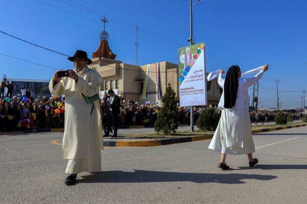 Люди в ожидании Папы Римского Франциска в Каракоше  - Sputnik Moldova