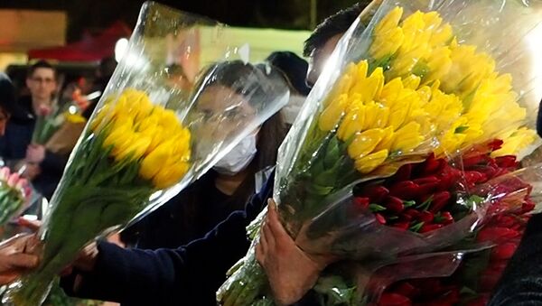 Цветочный бум в Кишиневе: мужчины готовятся к 8 марта  - Sputnik Молдова