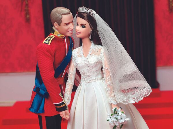 Куклы Барби и Кен, одетые как принц Уильям и Кейт Миддлтон в день свадьбы - Sputnik Молдова