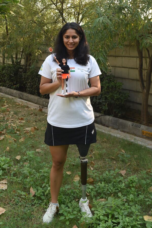 Индийская спортсменка Манаси Джоши держит куклу Барби, созданную по ее подобию - Sputnik Молдова