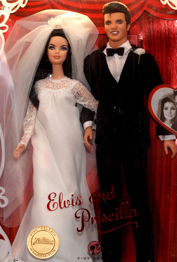 Куклы Барби и Кен, одетые как Элвис и Присцилла Пресли - Sputnik Молдова