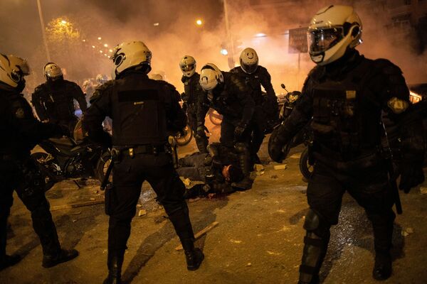 Полицейские стоят рядом с раненым товарищем во время демонстрации против подавления полицией митингов в Афинах, Греция - Sputnik Молдова