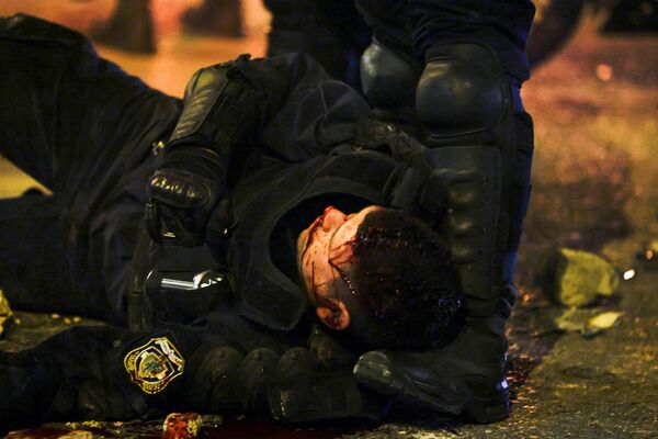 Полицейский, раненый во время беспорядков в Афинах - Sputnik Молдова
