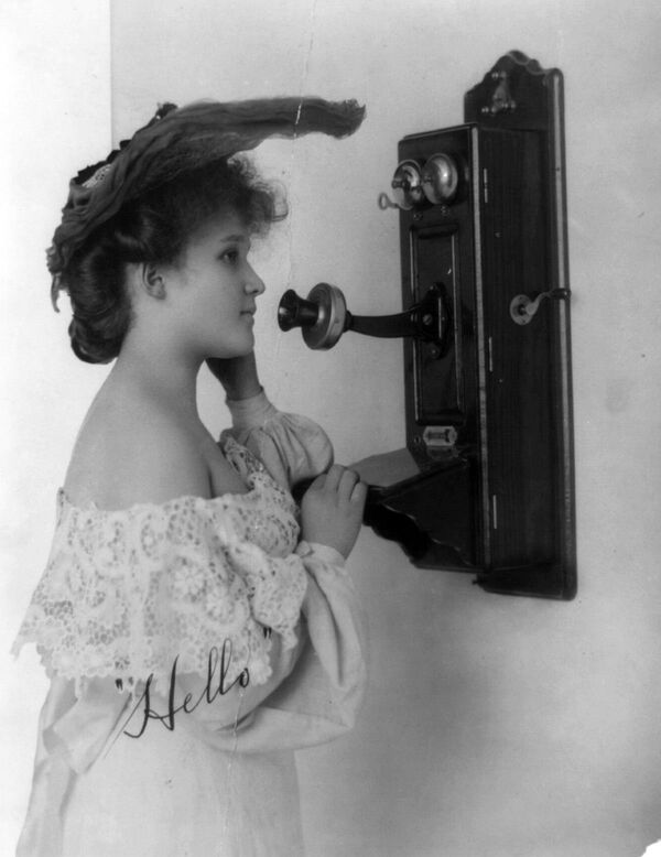 Девушка во время разговора по телефону, 1905 год  - Sputnik Молдова