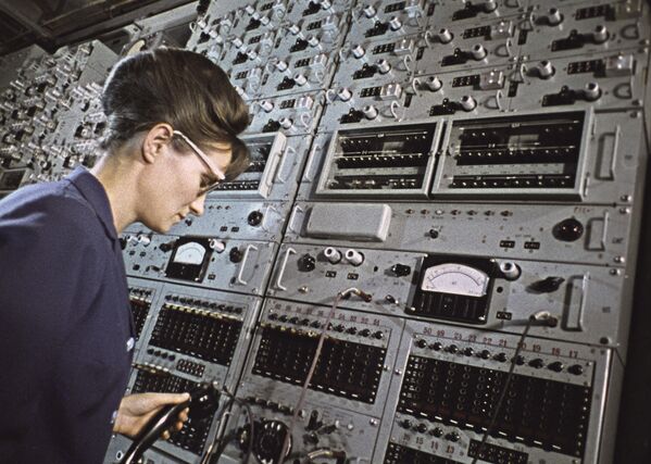 Сотрудница телефонного узла во Владивостоке - Sputnik Молдова