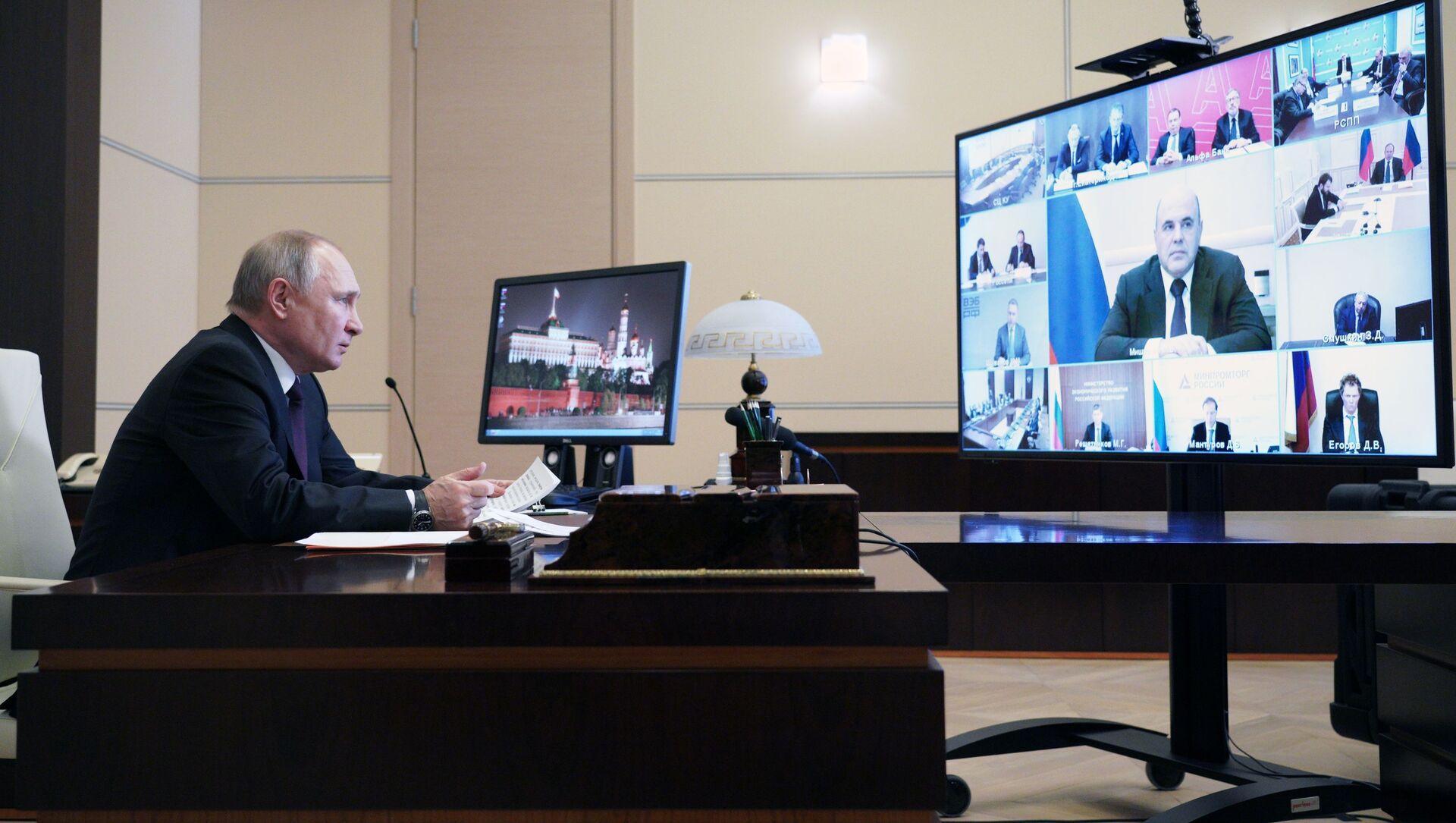 Президент РФ В. Путин провел совещание о мерах по повышению инвестиционной активности - Sputnik Moldova-România, 1920, 23.03.2021