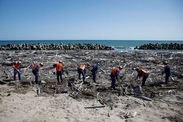 Пожарные ищут останки без вести пропавших жертв землетрясения 2011 года в Японии  - Sputnik Молдова