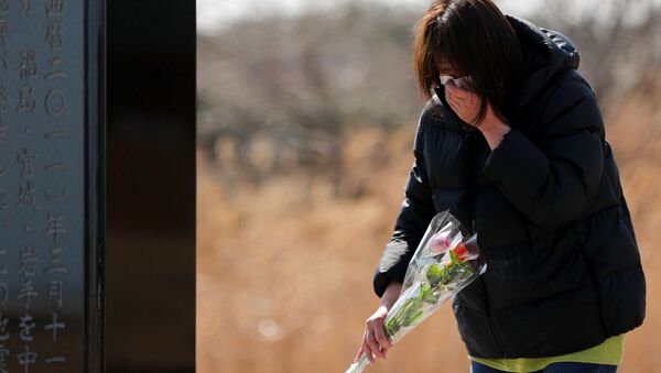 Девушка во время возложения цветов к памятнику жертвам землетрясения 2011 года в Японии  - Sputnik Moldova-România