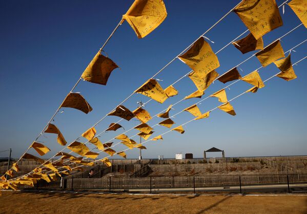Желтые салфетки с пожеланиями пострадавшим в результате землетрясения 2011 года в Японии  - Sputnik Молдова