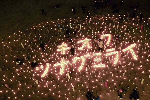 Зажженые свечи  в память о жертвах землетрясения 2011 года в префектуре Фукусима  - Sputnik Молдова