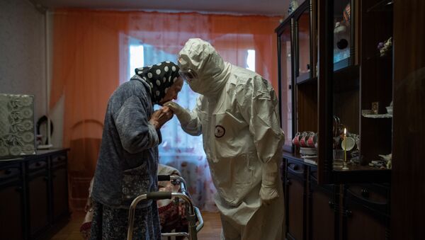 Священник отец Иоанн посещает Анну Одинокову, болеющую Ковид-19, у нее дома - Sputnik Moldova