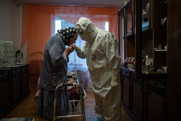 Священник отец Иоанн посещает Анну Одинокову, болеющую Ковид-19, у нее дома - Sputnik Молдова