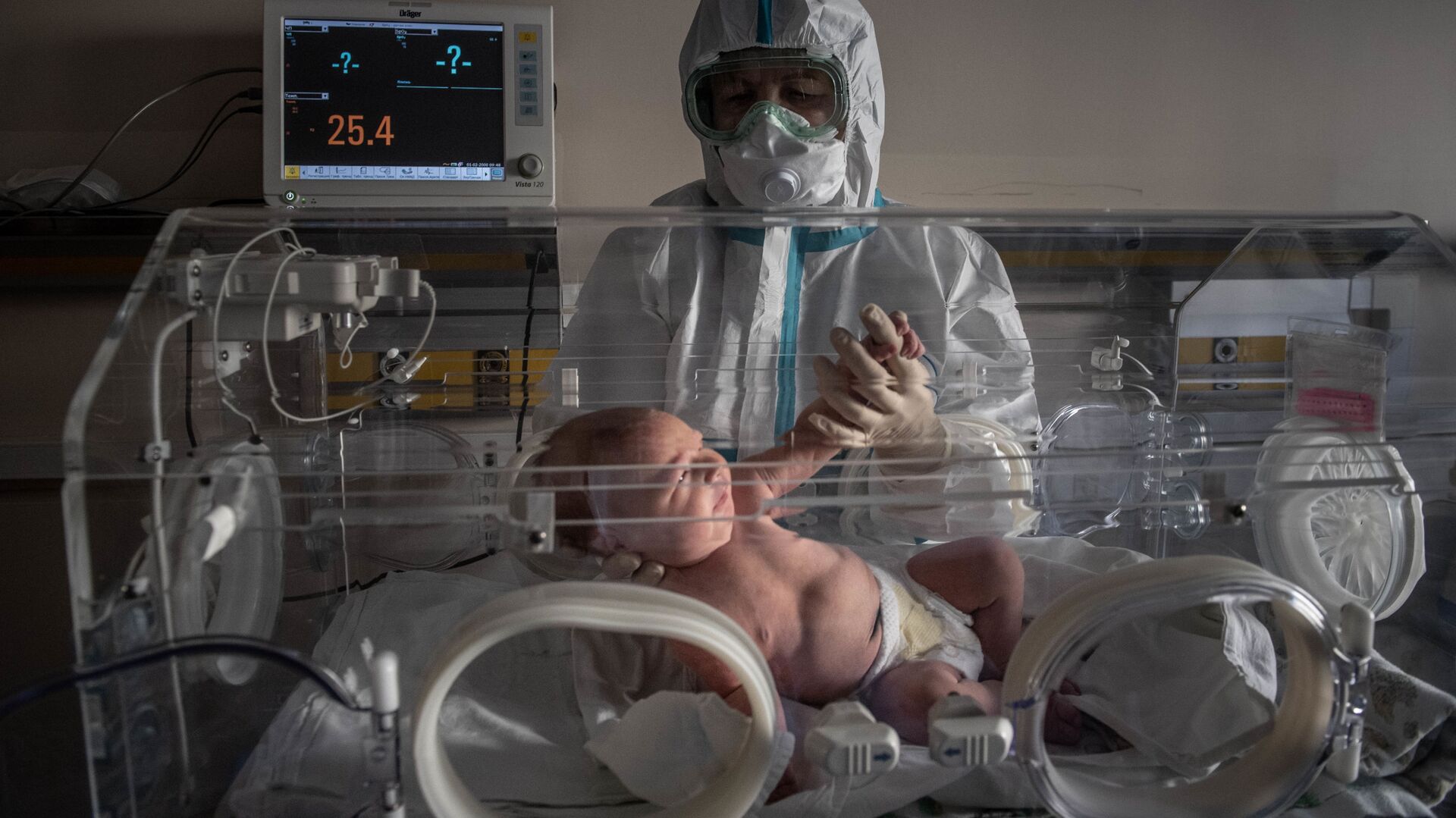 Медицинский работник и новорожденный ребенок в инфекционной больнице № 2 в Москве - Sputnik Moldova-România, 1920, 06.01.2022